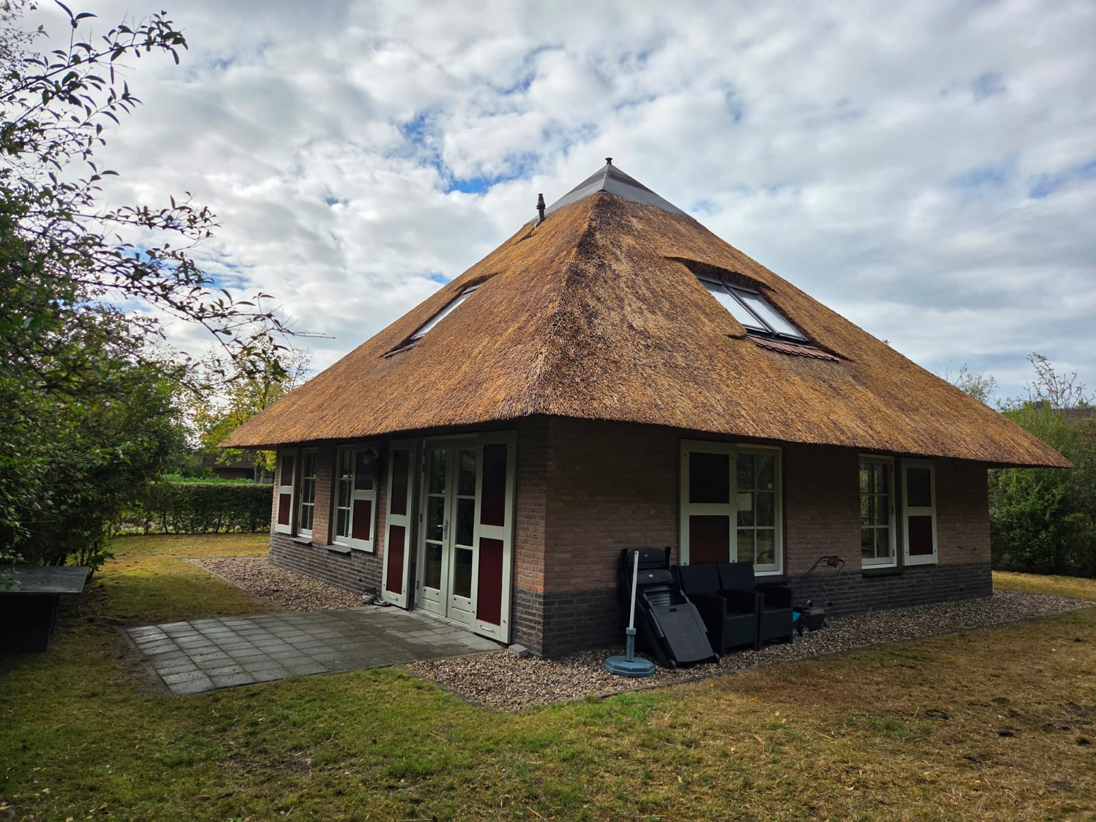 Gereinigd rieten dak op een stolpboerderij in Noord-Holland